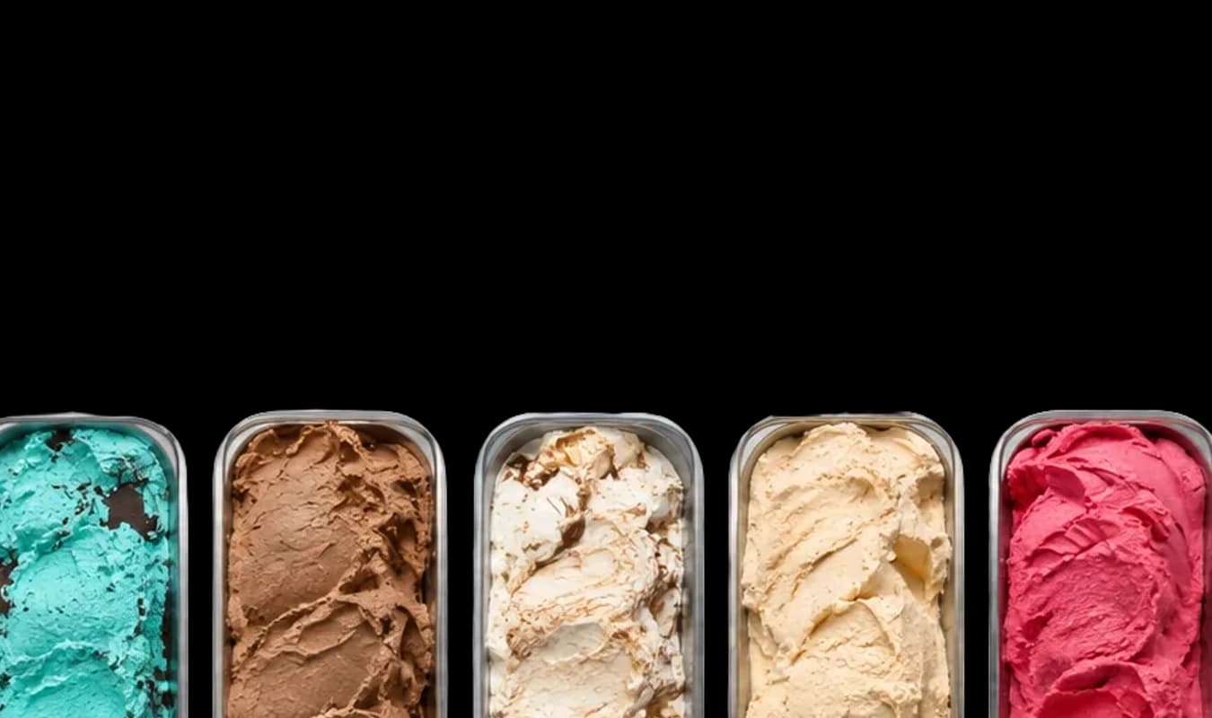 Vitrinin orta bölümündeki dondurma seçenekleri