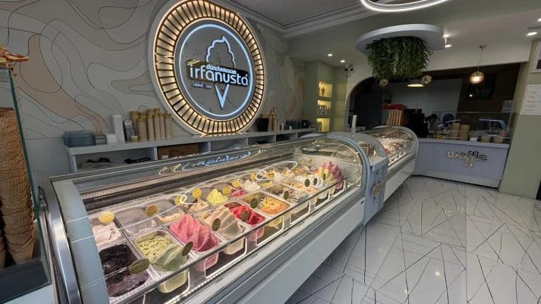 Dondurmacım İrfan Usta’nın renkli dondurma vitrini